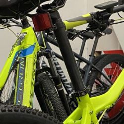 V sadech Pětatřicátníků se střetl cyklista s chodkyní. Neviděli jste to?