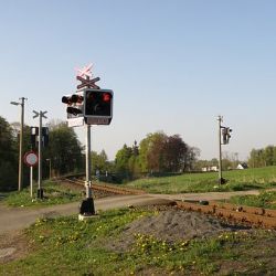 Řidič přehlédl signalizaci a vjel na přejezdu u Běšin pod vlak