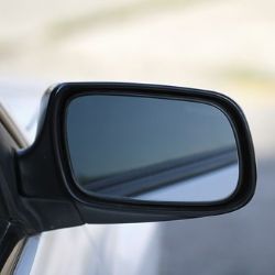 U odpočívadla u Nevřeně urazil mercedesu zrcátko a ujel. Neviděli jste to?