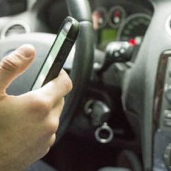 Při luxování auta v Plzni přišel o telefon