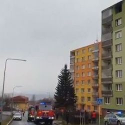 Malé dítě uvěznilo v Plzni ženy na balkoně