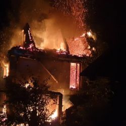 Ve Žďáru hořel dům, majitel skončil v nemocnici