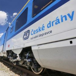 Vlakem lze nejen na Šumavě dojet ke sjezdovkám i do stop, ušetříte také na skipasu