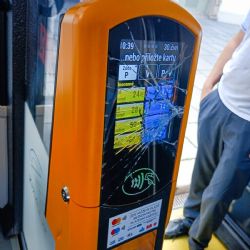 Mladík ničil terminál v autobuse, jiná skupinka demolovala lavičky