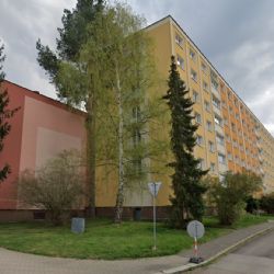 Muž na Doubravce vylévá moč z okna