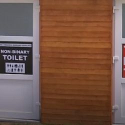 Nebinární toalety za půl milionu pro lidi, roboty i mimozemšťany