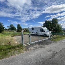 Noční drama v Plzni - muž zadržel zlodějku s 124 tisíci korun