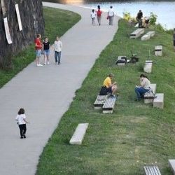 Plzeňská náplavka na Radbuze září novotou