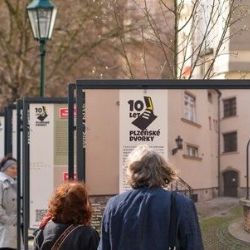 Plzeňské dvorky: 10 let oslaví výstavou a autogramiádou