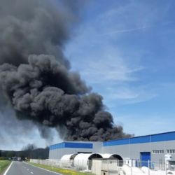 Požár lakovny v Chodové Plané - jeden mrtvý, milionové škody