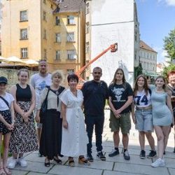 Setkání plzeňských žáků s mexickým umělcem, který pracuje na muralu v Proluce