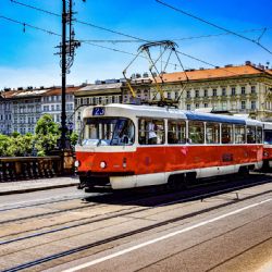 Tramvaj vláčela dívku téměř 150 metrů