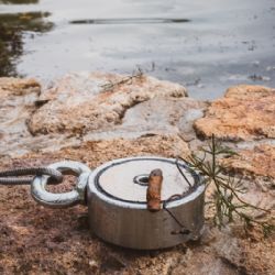 Vyzkoušejte magnet fishing: Dobrodružnou zábavu u vody