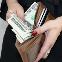 Ztracený batoh s penězi i doklady vrátili strážníci majitelce