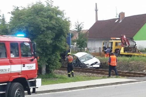 Foto: Vlak smetl auto i se dvěma dětmi