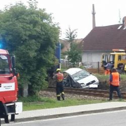 Vlak smetl auto i se dvěma dětmi