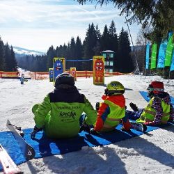 Na šumavském Špičáku se stále lyžuje   