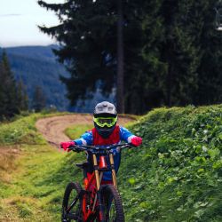 Srpnová kola na Špičáku: Premiéra závodu 4 X a hned za umělého osvětlení