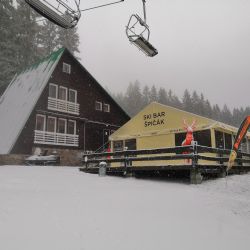 Šumavský Špičák zase „jede“ v letošním obvyklém režimu. Prázdniny v Plzni zvedly návštěvnost.    
