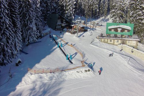 Foto: Šumavský Špičák zima neopouští. Sjezdovky jsou v dobré kondici, lyžuje se už za snížené ceny vedlejší sezony.     