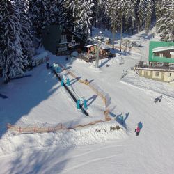 Šumavský Špičák zima neopouští. Sjezdovky jsou v dobré kondici, lyžuje se už za snížené ceny vedlejší sezony.     