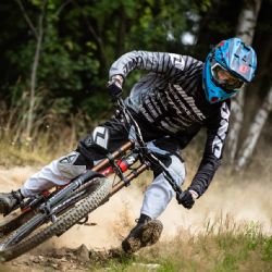 Víkend na Špičáku patří iXS European Downhill Cupu