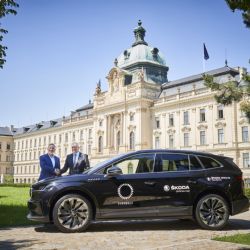 Chcete jezdit ve ŠKODĚ ENYAQ iV jako příslušníci Úřadu vlády ČR? Kontaktujte AUTO CB v Plzni, autorizovaný salon vozů ŠKODA
