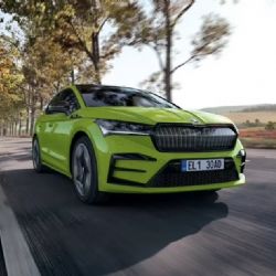 Elektromobil Škoda Enyaq RS iV se v Česku těší velké oblibě. Objednejte si testovací jízdu v plzeňském autosalonu Auto CB 
