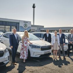 Škoda Auto předala společnosti ČEZ Distribuce 23 elektromobilů Enyaq. Skladové vozy ŠKODA Enyaq najdete v plzeňském salonu AUTO CB