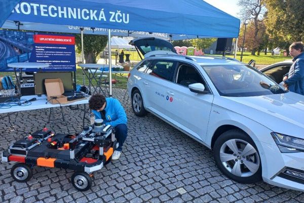 Plzeň ukázala v Praze technologie budoucnosti. Jeřáb z 3D tiskárny, autonomní řízení i rover pro Mars