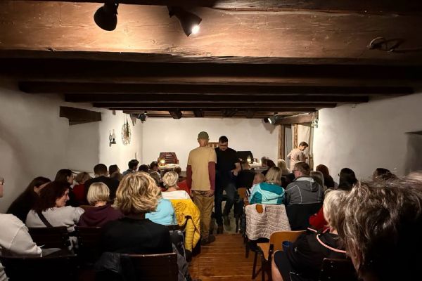 Přízraky, obři a lesní tvorové staré Šumavy na hradě Kašperk. Nenechte si ujít premiéru hry Plíčky