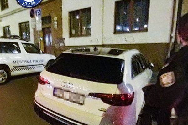 Audi v Plzni vrazilo při kontrole do obrubníku. Řidič nadýchal až 1,31 promile