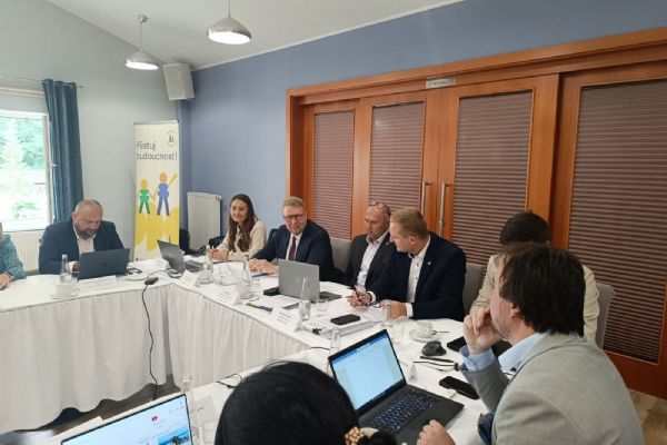 Kraje varují před nedostatkem peněz na sociální služby. V Plzni jednaly s ministrem Juchelkou
