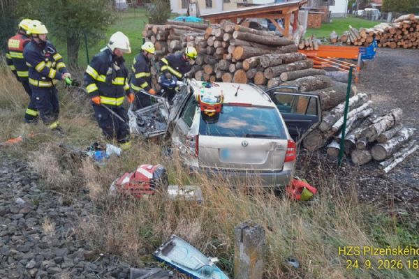 U Stupna se srazilo auto s vlakem, zraněného transportoval vrtulník