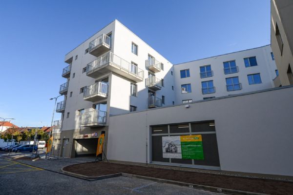 Plzeň dokončila první městský bytový dům na Světovaru, nabídne 34 moderních bytů