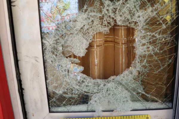 Nejdřív cigarety, pak 19 prstenů. Zloděj si do svatebního salonu otevřel cestu hasičákem