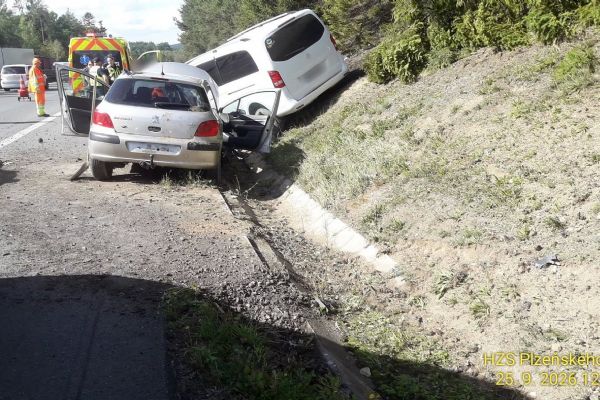 Dvě auta skončila po nehodě na D5 u Holoubkova mimo dálnici. Dva lidé se zranili