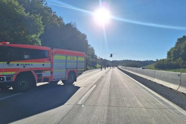 Vážná nehoda u Přimdy na D5, řidič vážně zraněn. Vrtulník přistál přímo na dálnici