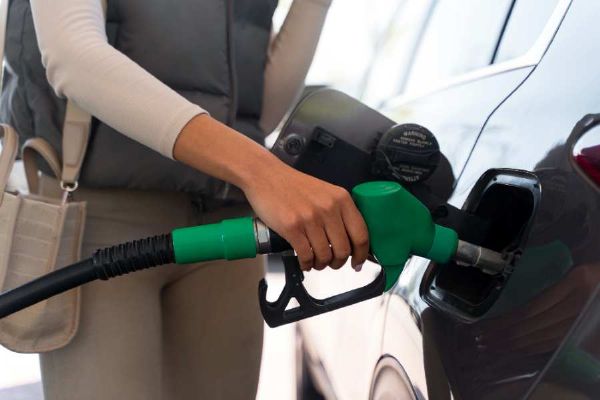 Řidiče čeká od října další zásah do cen paliv. Nafta zlevní díky nižší dani, stát míří i na rafinerie