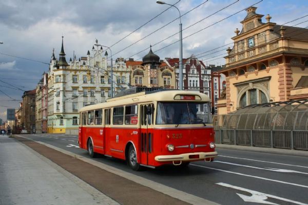 Zažijte sváteční Plzeň z oken legend! Do ulic dnes po roce opět vyjíždějí retro trolejbusy