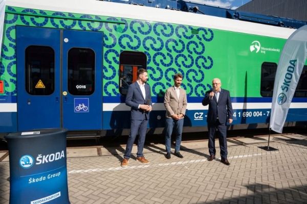 Bateriový RegioPanter má jezdit tam, kde chybí troleje. Škoda ho představila v Berlíně