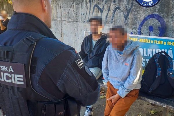 Kontrola u čerpací stanice v Plzni odhalila cizince bez pobytových dokladů