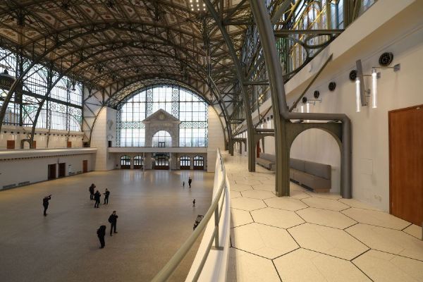 Průmyslový palác den po otevření veřejnosti. Prohlídky do 11. října jsou vyprodané!