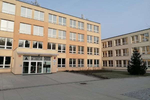Salmonelóza se potvrdila u dětí ze školy v Újezdu nad Lesy. Hygienici evidují nejméně 240 nemocných