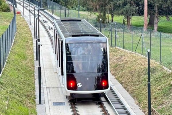 Petřínská lanovka láká davy i druhý den. Fronta na Újezdu měří desítky metrů