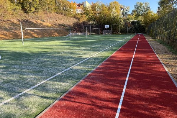 U ZŠ Salmova v Blansku skončila modernizace sportoviště. V Horní Lhotě staví nové hřiště