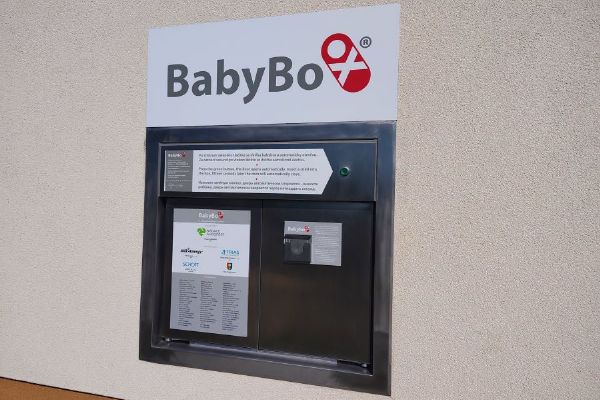 V Tišnově u nemocnice otevřeli nový babybox. Je 94. v Česku a devátý v Jihomoravském kraji