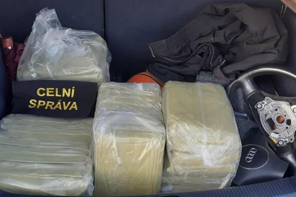 Celníci u Šumperka našli v autě 34 kilo kratomu. Muži ho měli koupit přes Telegram