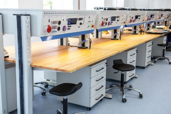 Střední škola v Kyjově otevřela technicko-vzdělávací centrum za 220 milionů. Přibyly dílny i roboti