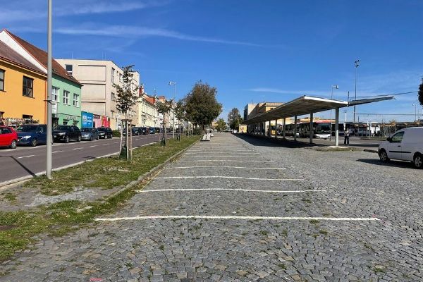 Znojmo otevřelo parkoviště na bývalém autobusovém nádraží. 89 míst je zatím zdarma